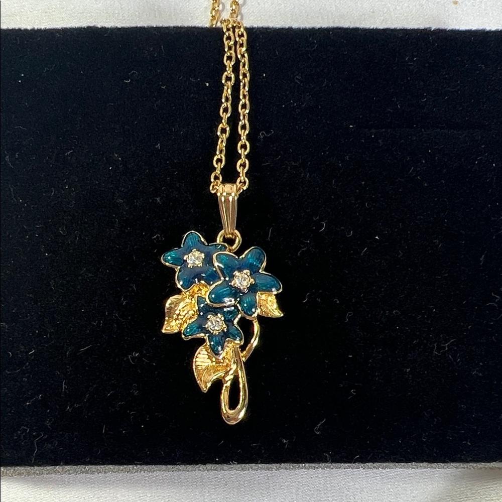 Vintage ‎ 1989 Avon Pretty Blossoms emerald green flower pendant necklace